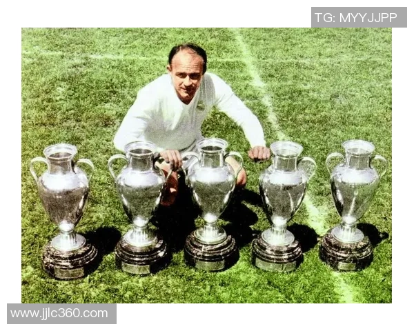 当足球巨星在球场球员通道意外相遇彼此目光交汇瞬间的独特故事