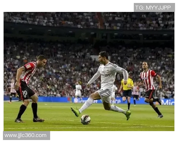 男足足球巨星的辉煌之路与成就分析：从草根到世界顶级球员的成长轨迹